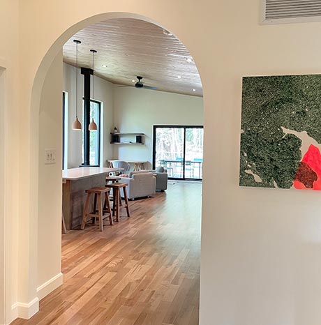 Arche de l'entrée de maison le versant à Morin-Heights chalet Japandi avec l'oeuvre de Karine Locatelli