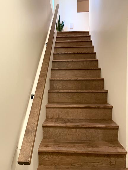 Escalier de maison le versant chalet japandi à louer dans laurentides
