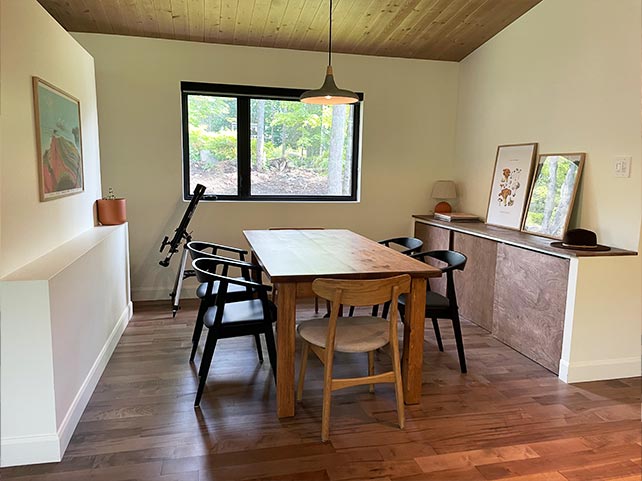 Salle à manger chalet Japandi à louer dans les laurentides