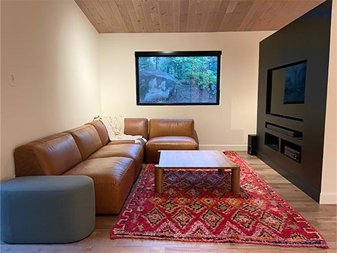 Salon de chalet Japandi à louer dans les laurentides