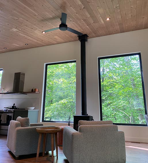 Deux grandes fenêtres avec vue sur la forêt laurentienne chalet à louer avec spa