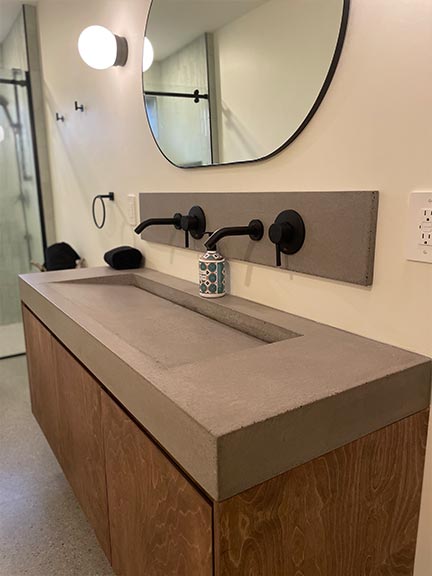 Double évier de béton dans la salle de bain près des chambres