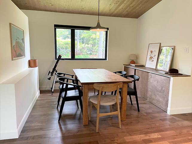 Salle à manger chalet Japandi à louer dans les laurentides