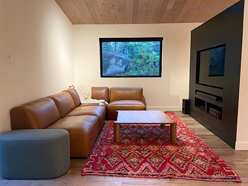 Salon de chalet Japandi à louer dans les laurentides